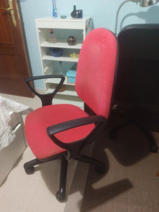 Silla de escritorio con ruedas roja