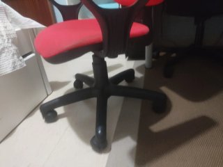 Silla de escritorio con ruedas roja