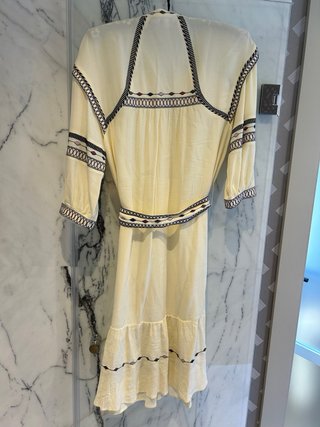 Vestido Ba&sh color crema y cinturón, con bordados