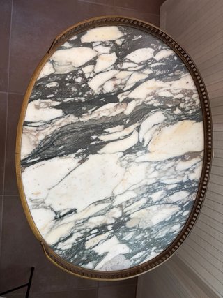 Mesa auxiliar ovalada con mármol