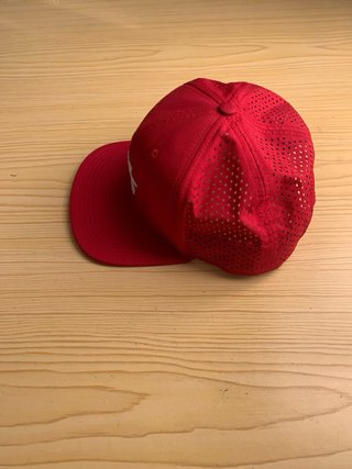 Gorra Nike SB Roja Perforada