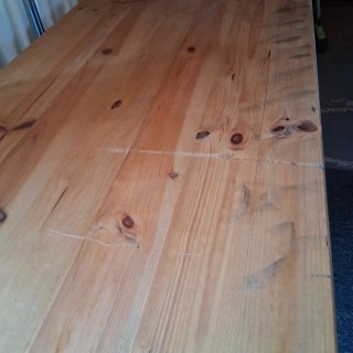 Mesa de madera y metal