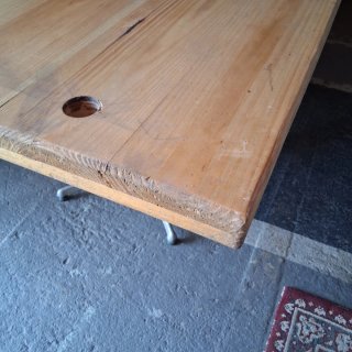 Mesa de madera y metal
