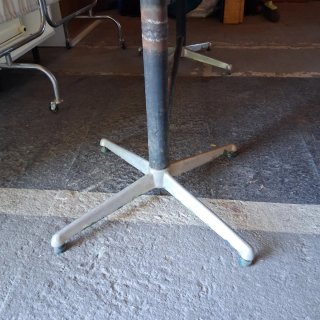 Mesa de madera y metal