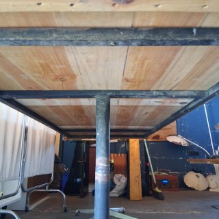 Mesa de madera y metal