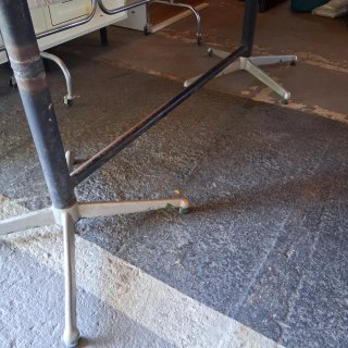 Mesa de madera y metal