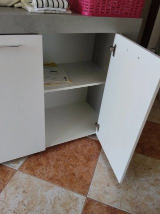 Mueble de comedor gris y blanco
