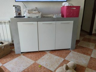 Mueble de comedor gris y blanco