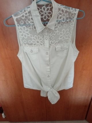 Blusa Beige sin Mangas con Encaje Floral