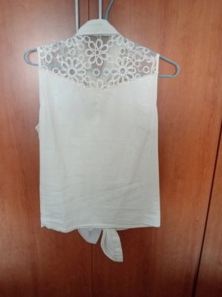 Blusa Beige sin Mangas con Encaje Floral