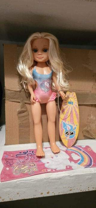 Muñeca con traje de baño y tabla de surf