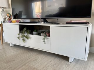 Mesa de TV blanca moderna