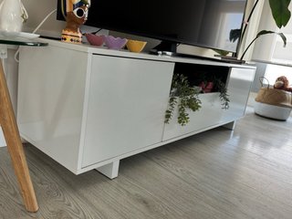 Mesa de TV blanca moderna