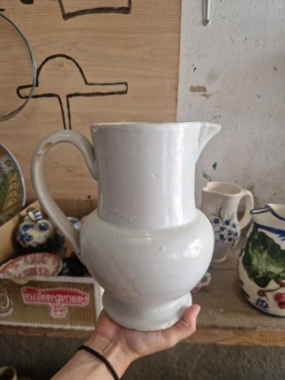 Jarra cerámica blanca antigua