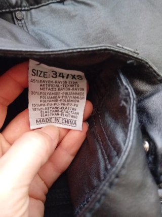 Pantalón efecto piel negro