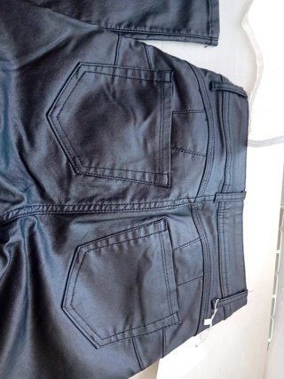 Pantalón efecto piel negro