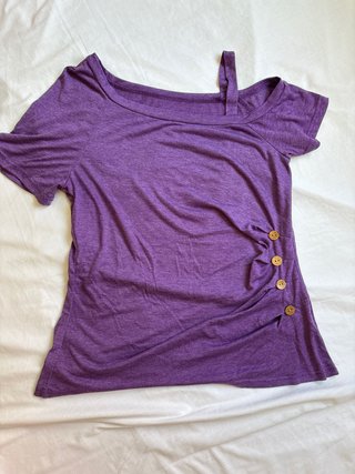 Camiseta morada manga corta con botones