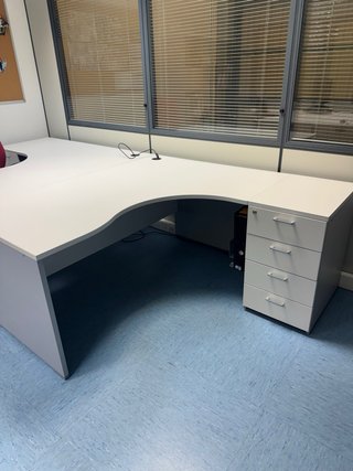 Mesa de oficina esquinera blanca Puede haber mas