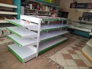 Estanterías metálicas y de madera