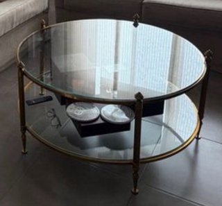 Mesa centro cristal y metal dorado