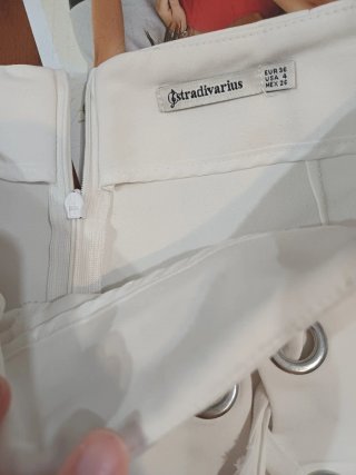 Falda blanca con cordones y ojales