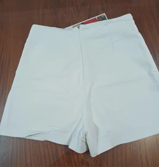 Falda blanca con cordones y ojales