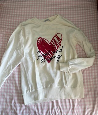 Sudadera blanca con corazón rojo