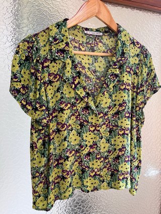 Blusa verde estampada floral talla M