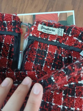 Falda de cuadros roja y negra