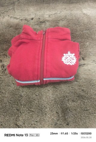 Chaqueta de chándal roja. Santa maría la Blanca.