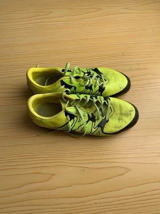 Botas de fútbol Adidas amarillas y negras