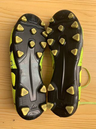 Botas de fútbol Adidas amarillas y negras
