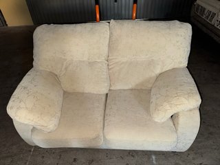 Sofá de tela beige