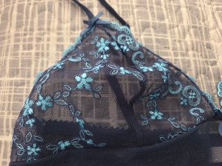 Camiseta de encaje con tirantes ajustables
