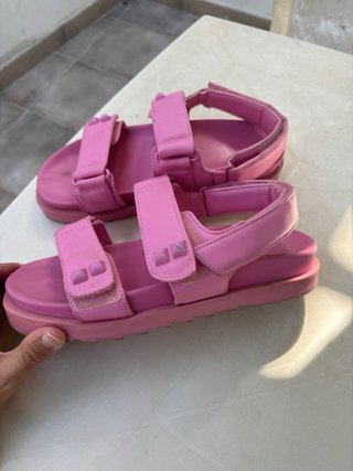 Sandalias rosas con tachuelas