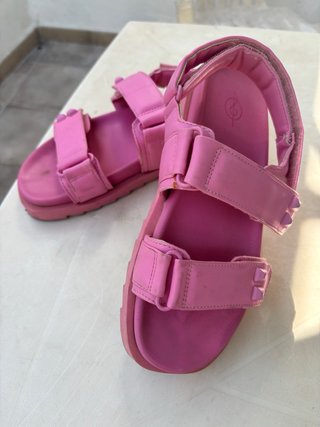 Sandalias rosas con tachuelas