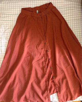 Falda midi naranja abotonada