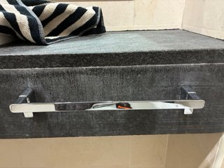 Conjunto de lavabo, grifo, piedra y toallero