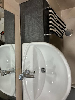 Conjunto de lavabo, grifo, piedra y toallero