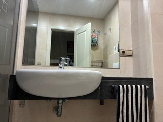 Conjunto de lavabo, grifo, piedra y toallero