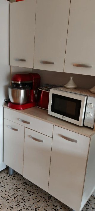 Mueble de cocina blanco y beige