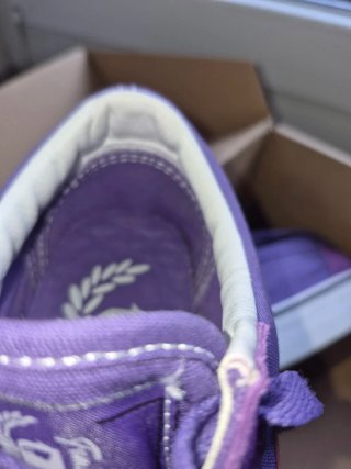 Zapatillas Moradas con Diseño de Llamas