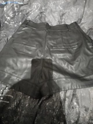 Pantalón corto efecto piel negro