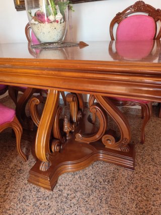 Mesa de comedor y 6 sillas fucsia