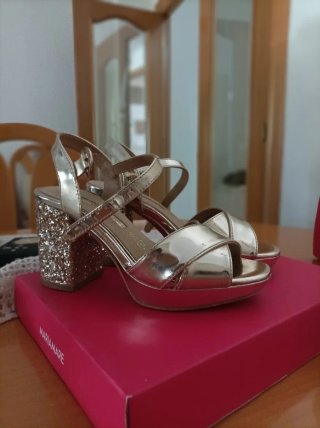 Sandalias doradas tacón glitter