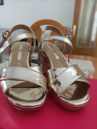 Sandalias doradas tacón glitter