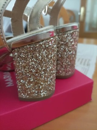 Sandalias doradas tacón glitter
