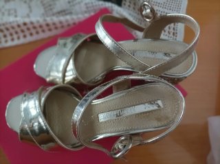 Sandalias doradas tacón glitter