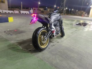 Yamaha MT-07 Negra y Dorada