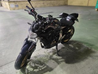 Yamaha MT-07 Negra y Dorada